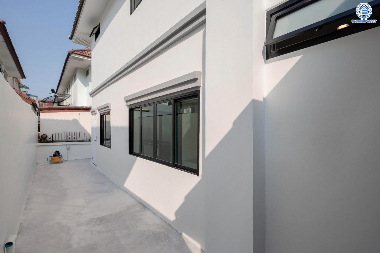 บ้านมือสองตกแต่งใหม่ โครงการ ซอยนวนิช ปากเกร็ด เนื้อที่ 45 ตร.ว. พื้นที่ใช้สอยมากกว่า 164.5 ตร.ม. พร้อมฟังก์ชัน 3 ห้องนอน 3 ห้องน้ำ 1 ห้องอเนกประสงค์ จอดรถได้ 1 คัน บนทำเลเมือง ใกล้เซ็นทรัลแจ้งวัฒนะ จุดขึ้นทางด่วน "แจ้งวัฒนะ" และรถไฟฟ้าสายสีชมพู "สถานีเลี่ยงเมืองปากเกร็ด"...